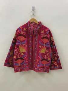 Chaqueta Bomber Corta Bordada a Mano con Diseño Floral de Terciopelo Suzani, Estilo Bohemio Étnico, Ropa de Invierno de Boutique, India - Product Image 4