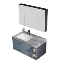 Meuble de salle de bain gris moderne avec miroir intelligent, en bois massif multicouche, pierre frittée et verre cannelé, unité de rangement pour appartement et villa