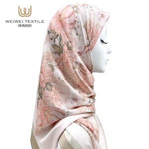 Hijab en satin de <span class=keywords><strong>soie</strong></span> pour femmes musulmanes, imprimé numériquement, motifs floraux, tissu de luxe personnalisé - Product Image 3