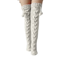 Chaussettes pour femmes en tricot épais, style extra-long, avec pompons moelleux, au-dessus du genou, best-seller de l'hiver, pour la vente transfrontalière