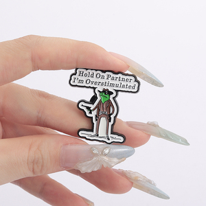 Cowboy grenouille émail broche drôle Revolver Animal broche Badge bijoux cadeau pour sac à dos vêtements amis en gros - Product Image 4