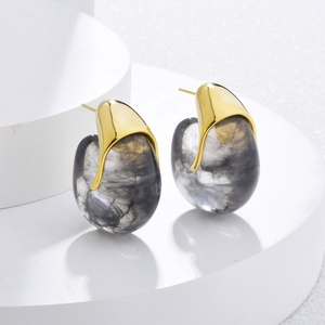 Pendientes de botón estilo retro con diseño de flor, chapados en oro de 14K, de acero inoxidable, de lujo ligero, de alta gama, con temperamento exagerado - Product Image 4