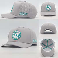 Casquette de baseball OEM personnalisée à 5 panneaux avec logo en patch PVC caoutchouc et cordon, perforations découpées au laser, visière incurvée, casquette de sport blanche pour homme
