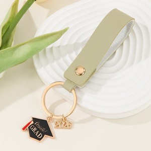 Nuevo Llavero de Moda con Diseño de Birrete de Graduación 2026, Colgante de <span class=keywords><strong>PU</strong></span> para Llaves de Coche, Accesorio Pequeño Creativo de Color Sólido Simple - Product Image 3