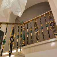 Colonne d'escalier monobloc en cuivre et aluminium, style luxe léger, avec main courante et garde-corps, fixation au sol, design moderne et minimaliste