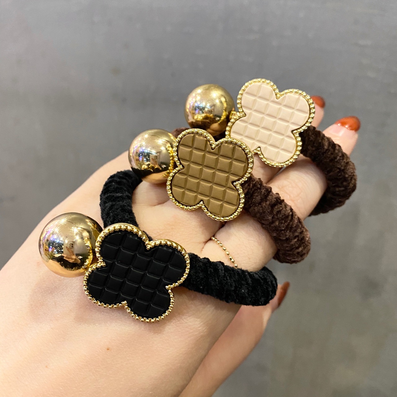 Оптовая продажа, Новое поступление 2022, дизайнерская резинка для волос с изображением четырехлистного клевера, элегантная эластичная резинка для волос, роскошная черная белая Цветочная резинка для волос