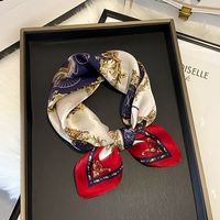 Écharpe en soie carrée de 70 cm personnalisée avec motif baroque doré et marine royale pour femme, cadeau, décoration