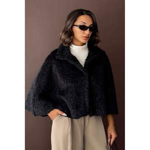 Capa Poncho Negra Elegante para Mujer Topshow, Diseño Moderno de Parka - Venta al Por Mayor - Product Image 5