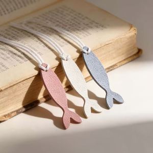 Marcapáginas Moderno de Cuero PU con Diseño de Pez en Relieve, Multicolor, Hecho a Mano, para Amantes de la Lectura, Regalo de Cumpleaños, Adorno - Product Image 1