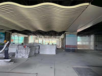 Plafond en tube carré incurvé en aluminium ondulé pour la conception d'intérieur commercial moderne, plafond à lamelles ondulées en aluminium