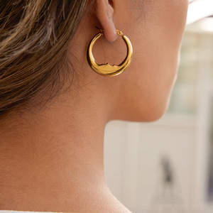 Boucles d'oreilles créoles en acier inoxydable 18K, forme lune, design géométrique, bijoux tendance - Product Image 3