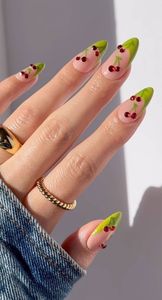Faux ongles à presser motif fruits bleuets et cerises sur base laiteuse transparente – Collection de fruits mélangés doux et ludiques - Product Image 6