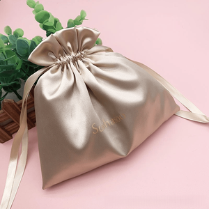 Pochette <span class=keywords><strong>en</strong></span> satin de <span class=keywords><strong>soie</strong></span> couleur or champagne luxueuse <span class=keywords><strong>avec</strong></span> cordon de serrage, emballage cadeau haut de gamme <span class=keywords><strong>avec</strong></span> logo personnalisé pour bijoux, cosmétiques, soins de la peau - Product Image 6