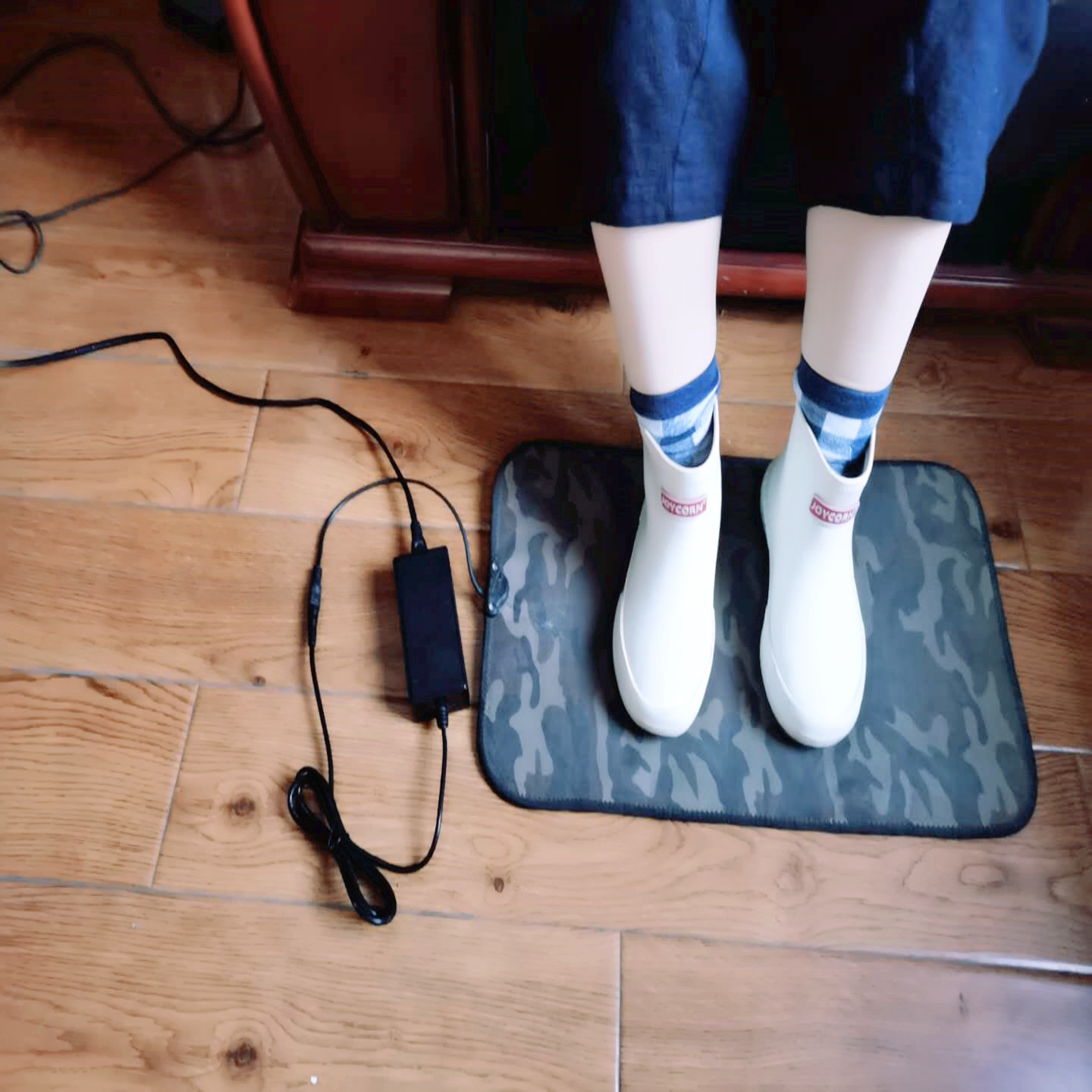 Электрическая грелка для ног и колена в помещении