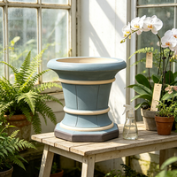 Urne à plante sur piédestal classique en résine, faite à la main et peinte à la main, bleu crème rayé, ornement de jardin, pot de fleurs décoratif, patio, cour