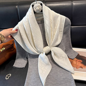 <span class=keywords><strong>Elegante</strong></span> <span class=keywords><strong>Sciarpa</strong></span> Quadrata Jacquard con Lettera D, Lussuoso Foulard in Finta Seta Tencel, Scialle con Filo Dorato per Donne - Product Image 2