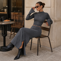 Ensemble deux pièces personnalisé pour femme : haut court à col montant et manches longues effet délavé, avec jupe longue – Tenue streetwear tendance