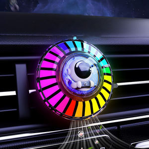 Aromatizante para Auto con Diseño de Astronauta, Decoración Interior Creativa RGB con Forma de Cabina Espacial, Perfume para Auto con Luz Ambiental - Product Image 1