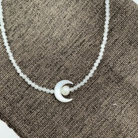 Collier de perles d'eau douce raffiné élégant pour femmes Simple plaqué or motif de forme de lune accessoire à la mode