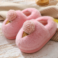 Nouvelles pantoufles en coton pour enfants 2026, motif dessin animé, chaussures d'hiver chaudes à semelle épaisse pour intérieur, chaussures mignonnes à plateforme souple pour la maison et l'extérieur