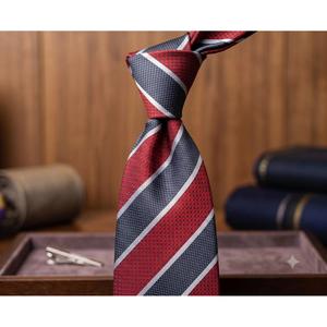 Corbata de Hombre a Rayas Color Borgoña y Gris Carbón, 8 cm de Ancho, 148 cm de Largo, Poliéster, para Vestimenta Formal y de Negocios - Product Image 3