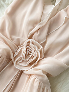 <span class=keywords><strong>Nuova</strong></span> <span class=keywords><strong>Collezione</strong></span>: Elegante e Sexy Abito con Collo Halter, Dettagli Arricciati e Decorazioni Floreali Tridimensionali - Product Image 6