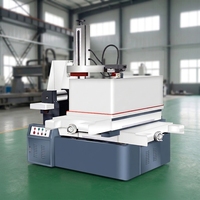 Machine de découpe à fil CNC DK7735 fiable, équipement de découpe par étincelage de haute précision pour l'usinage de pièces métalliques de petite et moyenne taille