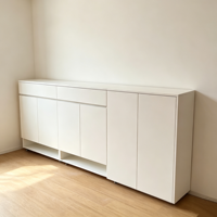 Meuble à chaussures minimaliste blanc avec porte plate pour l'entrée de la maison