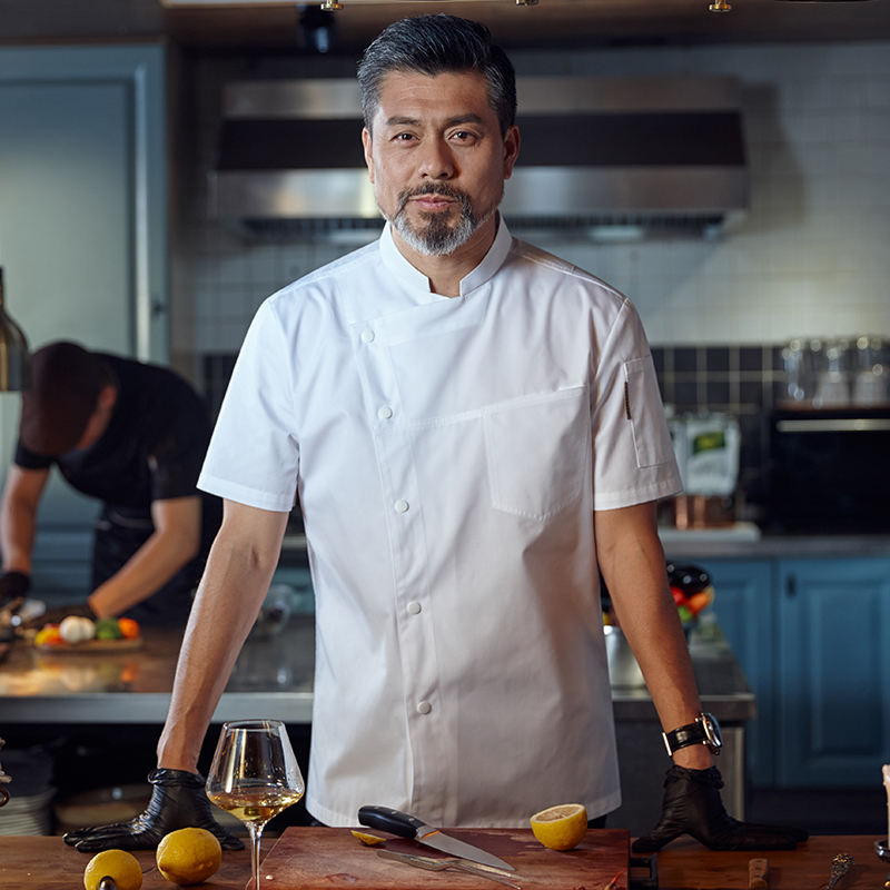 เสื้อสีขาวแขนสั้น