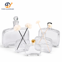Diffuseur de parfum en verre transparent décoratif avec silhouette minimaliste et épurée pour l'aménagement intérieur de bureau