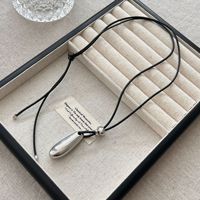 Nouveau collier pendentif simple en forme de goutte d'eau, tendance, élégant, haut de gamme, polyvalent, avec cordon en cuir, longue chaîne pour pull