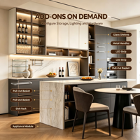Meubles de cuisine modernes écologiques bicolores sur mesure avec finition dorée, îlot en marbre cascade sans poignées, vitrine à vin en verre OEM ODM