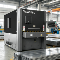 Machine de débavurage à vitesse variable et réglable pour l'élimination des bavures et le lissage des surfaces à bords tranchants, pour la production continue