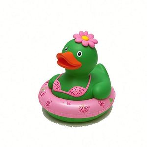 เป็ดยางน่ารักสำหรับเล่นน้ำช่วงฤดูร้อน ของเล่นพลาสติก PVC ขนาดเล็ก สำหรับวันหยุดพักผ่อนสไตล์ฮาวาย เหมาะสำหรับการเรียนรู้ของเด็กเล็ก - Product Image 1