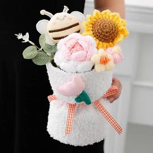 Nuevo diseño de abejas, ramo de rosas de ganchillo, flores de punto de lana hechas a mano, regalo para el Día de San Valentín, Navidad, Día DE LA Madre - Product Image 5