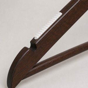 Cintre en bois haut de gamme avec barre porte-pantalon et antidérapant pour placard, design minimaliste, finition durable - Product Image 3