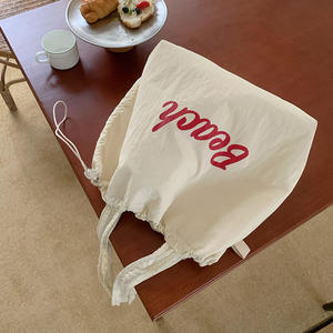 Sac fourre-tout en nylon avec cordon de serrage, blanc cassé, motif lettres rouges, grande capacité, sac à bandoulière pour femme, été 2024 - Product Image 2