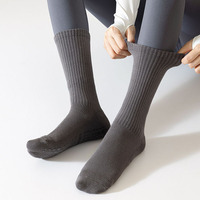 Chaussettes de yoga antidérapantes en coton de haute qualité avec logo personnalisé, épaisses, en tissu éponge, pour femmes, chaussettes de sport à compression, chaussettes de pilates