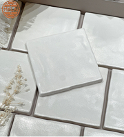 Carreaux muraux en céramique émaillée blanche nacrée 100x100mm (4x4 pouces) faits à la main pour murs décoratifs intérieurs de cafés et boutiques