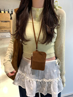 Sac mini tendance à imprimé léopard : petite pochette carrée chic en daim pour rouge à lèvres et essentiels. Sac bandoulière polyvalent pour l'automne.