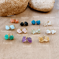 Boucles d'oreilles clous minimalistes en laiton plaqué or 18 carats avec pierre de naissance brute irrégulière, cristal de guérison, bijou quotidien, cadeau pour elle