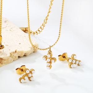 Ensemble de bijoux en acier inoxydable plaqué or 18 carats avec pendentif croix en perles et boucles d'oreilles clous, vente en gros pour femmes - Product Image 6