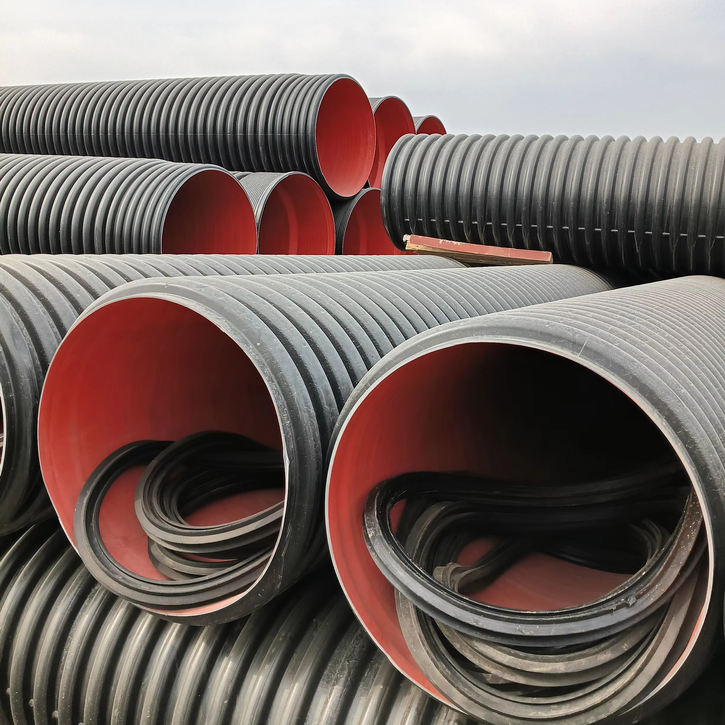 HDPE материал черный пластиковый сливной водопропускной трубы 2 4 дюйма HDPE двухстенные гофрированные трубы для грунтовых дренажных канализационных труб