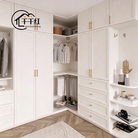 Armoire de dressing moderne en bois massif avec aménagement intérieur réglable pour des besoins de rangement personnalisés
