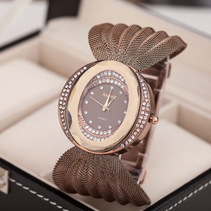 Reloj de cuarzo para mujer, pulsera de lujo chapada en oro con diseño de mariposa y diamantes, joyería personalizada de moda, venta al por mayor. - Product Image 1