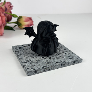 Statuetta di anatra nera alta 6,2 cm con ali di pipistrello e occhiali da sole, decorazione da scrivania, regalo artigianale - Product Image 2