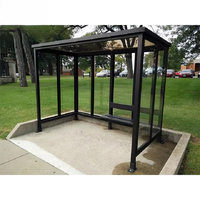 Abri de bus en acier robuste, structure métallique, style ouvert simple, avec panneau d'affichage élégant pour passagers