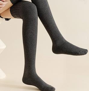 Chaussettes d'hiver longues OEM, épaisses, rembourrées, au-dessus du genou, en coton, chaussettes de <span class=keywords><strong>neige</strong></span> pour femmes, chaussettes de sport douces - Product Image 1