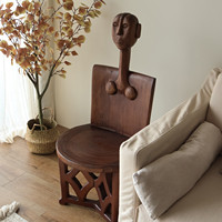 Fauteuil de chef en bois massif de style tribal africain, décoration d'intérieur unique, mobilier artistique, design artisanal, siège pour salon