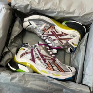 Nouvelles baskets rétro de créateur à semelle épaisse, chaussures de course LED pour hommes et femmes, de luxe, respirantes, en maille, à lacets, avec doublure en peluche - Product Image 2